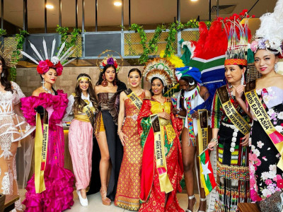 Đurđina (treća s leva)u srpskoj narodnoj nošnji