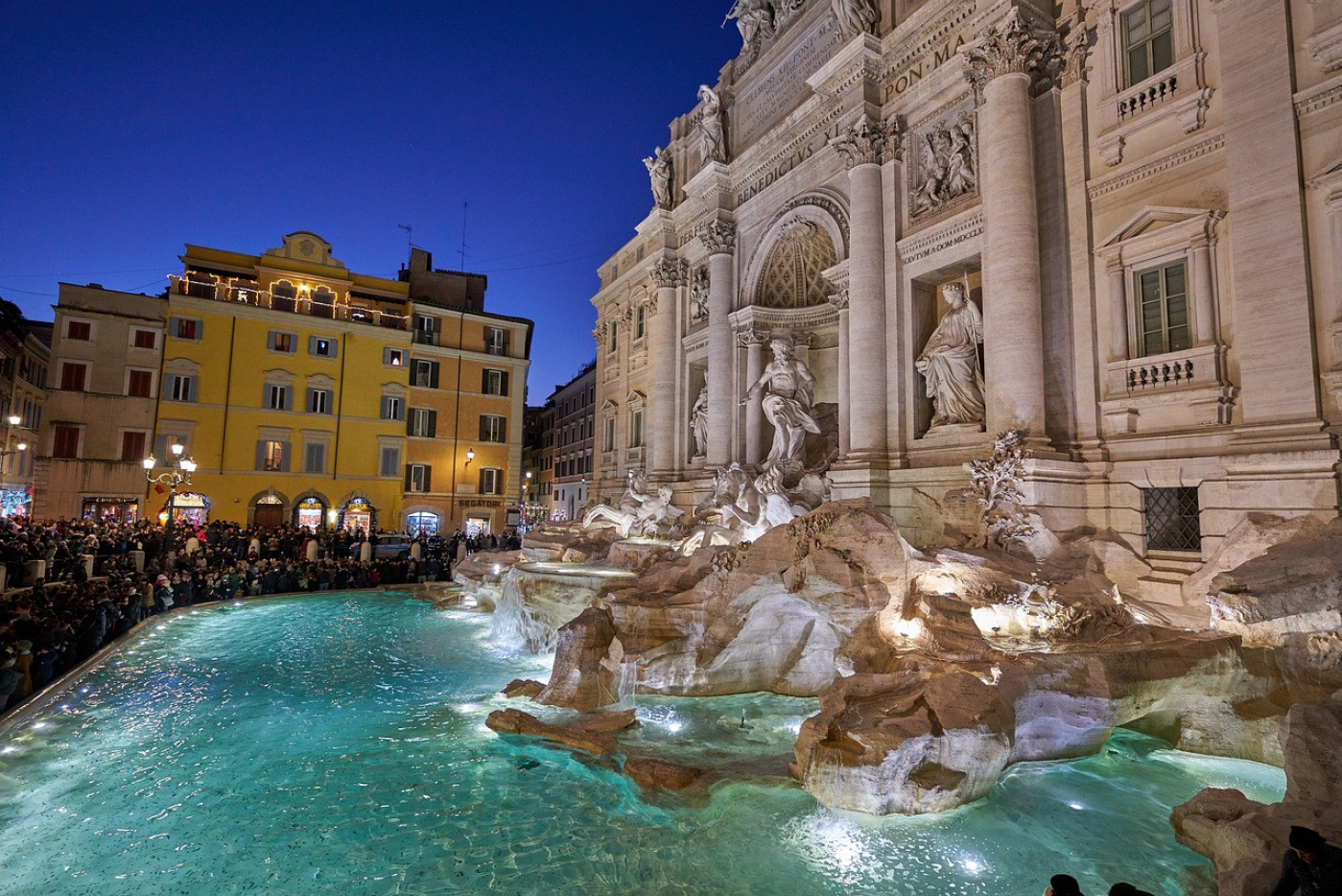 Čuvena rimska fonta Di Trevi mesto je gde se turisti okupljaju i u najluđoj noći