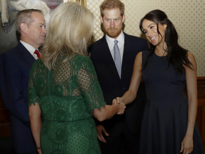 Čak i u zvaničnim posetama princ Hari daje prednost svojoj ženi