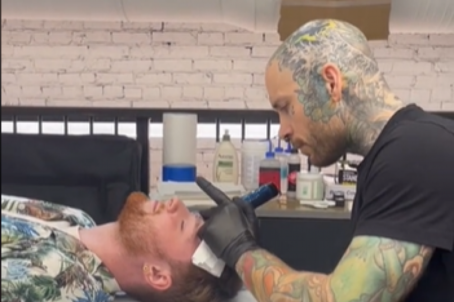 DA SE ČOVEK PREKRSTI KAD GA VIDI: Tetovaža ovog mladića usijala je društvene mreže, šta učini sa sobom? (VIDEO)