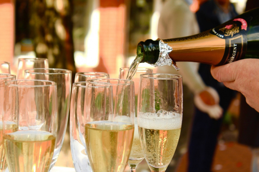 Šampanjac se služi u specijalnim čašama kako bi se istakao ukus vina