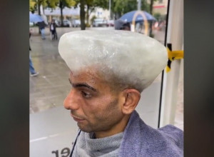 JEL ON JOŠ UVEK ŽIV? Javnost šokirana snimkom iz jednog frizerskog salona, mušterijama stavljaju led na glavu! (VIDEO)