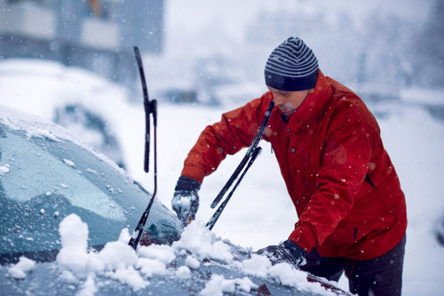 VOZAČI, EVO KAKO DA NAJBRŽE ODLEDITE AUTOMOBIL:  Stručnjaci otkrivaju trikove koji će vam biti neophodni ove zime!