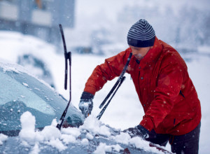 VOZAČI, EVO KAKO DA NAJBRŽE ODLEDITE AUTOMOBIL:  Stručnjaci otkrivaju trikove koji će vam biti neophodni ove zime!