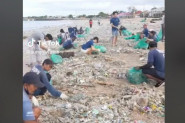 PRIZOR KOJI PARALIŠE: Pogledajte kako izgleda jedna od najprljavijih plaža sveta nakon što je s nje uklonjeno 3,9 tona plastike! (VIDEO)