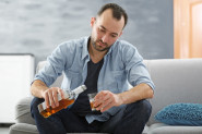 ISTRAŽIVANJA DOKAZALA POVEZANOST BOLA I ALKOHOLA:  Evo zašto posežemo za čašom kad god se nađemo u problemu! (FOTO)