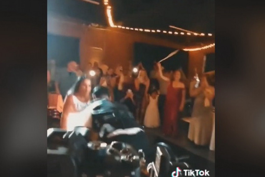 MLADENCI SU IZAŠLI PRED SVATOVE SA ŠIPKAMA:  Šok scena sa venčanja o kojoj izveštava i televizija! (VIDEO)