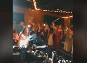 MLADENCI SU IZAŠLI PRED SVATOVE SA ŠIPKAMA:  Šok scena sa venčanja o kojoj izveštava i televizija! (VIDEO)