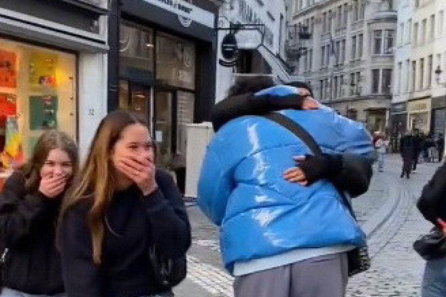 MISLILA JE DA ĆE JE ZAPROSITI, A ONDA JE PRSTEN DAO DRUGOJ: Devojka u centru grada doživela poniženje koje ju je šokiralo (VIDEO)