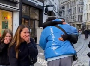 MISLILA JE DA ĆE JE ZAPROSITI, A ONDA JE PRSTEN DAO DRUGOJ: Devojka u centru grada doživela poniženje koje ju je šokiralo (VIDEO)