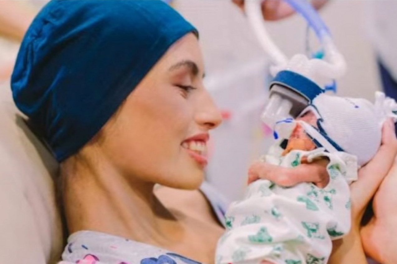 TINEJDŽERKA JE U TRUDNOĆI SAZNALA DA BOLUJE OD RAKA: Odbila je hemoterapiju kako bi uspela da rodi sina a onda su usledile užasne vesti (FOTO/VIDEO)