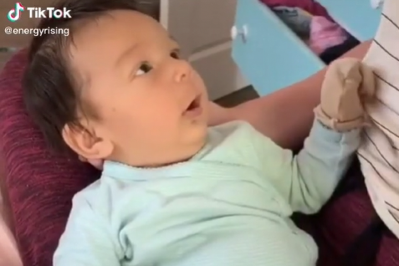 ŠOK I NEVERICA: "Progovorila" beba stara samo 10 nedelja, a reakcija roditelja je urnebesna! (VIDEO)