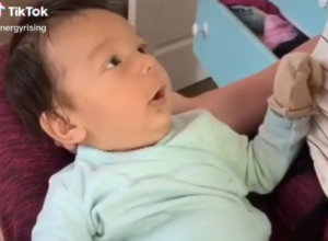 ŠOK I NEVERICA: "Progovorila" beba stara samo 10 nedelja, a reakcija roditelja je urnebesna! (VIDEO)