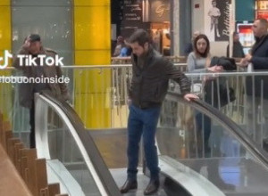 SVI SU U SUZAMA GLEDALI OVAJ SNIMAK: Muškarac nije mogao da siđe pokretnim stepenicama, prišao mu je jedan čovek i uradio nešto čemu se niko nije nadao (VIDEO)