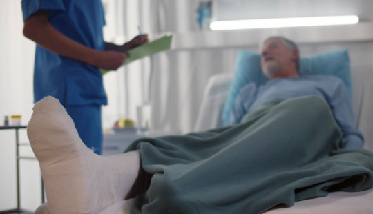 DEKA ZADOBIO POSEKOTINU IZMEĐU PRSTIJU - i za par dana je umro: Patolog ima upozorenje za sve nas!