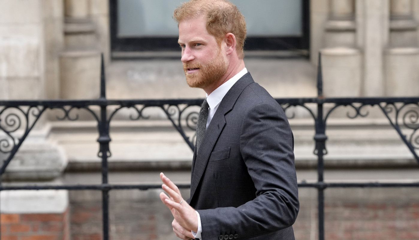 STIGAO HARI! Britanski mediji u transu, niko nije očekivao da će mladi kraljević učiniti OVO, da li mu sledi novo poniženje na dan očevog krunisanja? (FOTO/VIDEO)