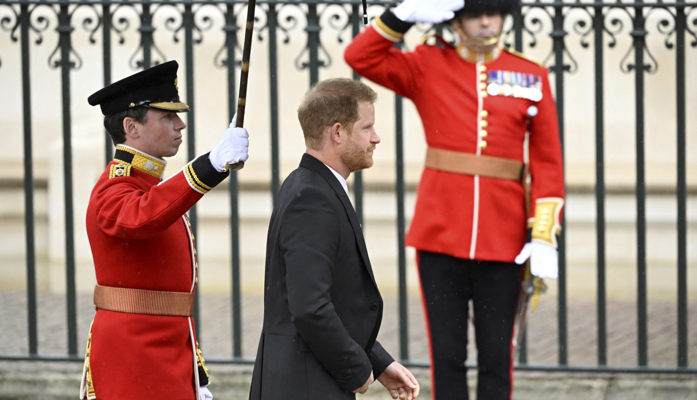 OSTAVLJEN SAM! Prve fotografije princa Harija s krunisanja njegovog oca, nije mu dato da obuče vojnu uniformu! (FOTO/VIDEO)