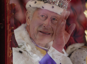PROGOVORILI LEKARI: Stiglo je konačno objašnjenje zašto kralj Čarls III ima prste kao "kobasice"! (FOTO)