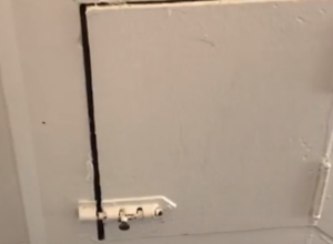 KUPILA JE KUĆU STARU 102 GODINE: Primetila je tajna vrata koja su bila zaključana i rešila da ih otvori, ono što je tamo našla potpuno ju je porazilo (FOTO/VIDEO)