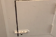 KUPILA JE KUĆU STARU 102 GODINE: Primetila je tajna vrata koja su bila zaključana i rešila da ih otvori, ono što je tamo našla potpuno ju je porazilo (FOTO/VIDEO)