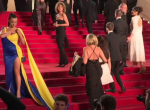 MEGASKANDAL! PROLIVENA "KRV" NA KANSKOM FESTIVALU: Odmah potom na crveni tepih ušetala glumica potpuno golih grudi, a nisu izostale ni obnažene zadnjice! (FOTO/VIDEO)