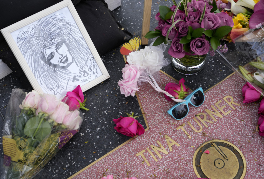Fanovi ostavljaju cveće na njenoj zvezdi u Bulevaru slavnih u Los Anđelesu