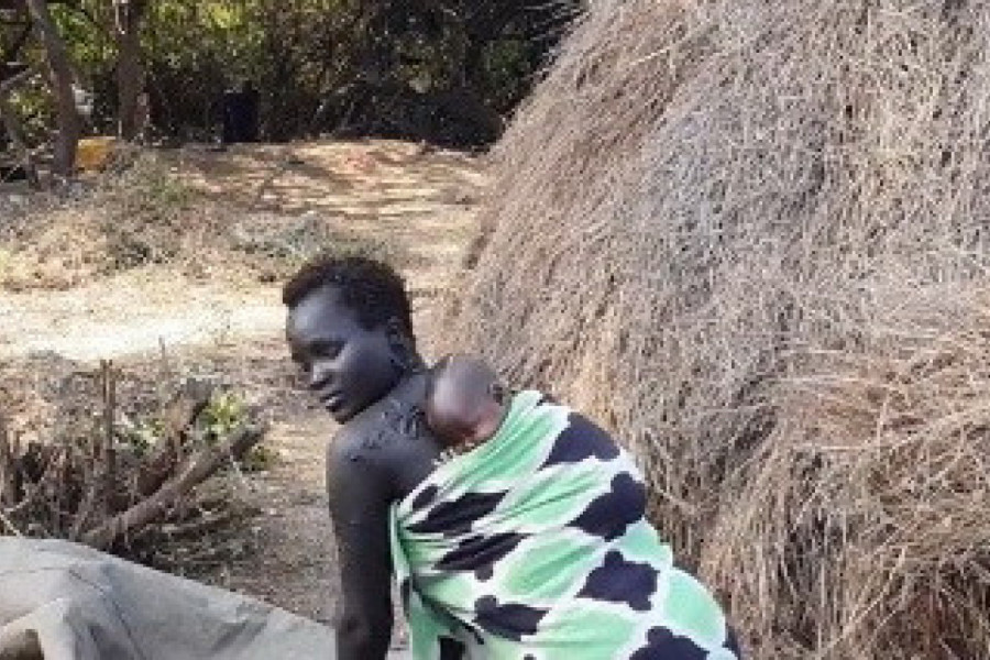 POGLEDAJTE KAKO ŽENE IZ AFRIČKOG PLEMENA USPAVLJUJU DECU: Ali jedan detalj na koži ove majke posebno je privukao pažnju! (VIDEO)