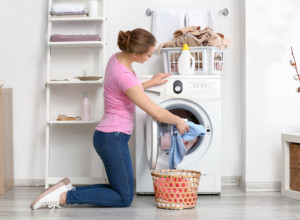 CEO ŽIVOT SMO POGREŠNO KORISTILI PRAŠAK ZA VEŠ: Jedna domaćica podigla je buru na internetu pokazavši pravilan način pranja, rezultat je fantastičan (VIDEO)