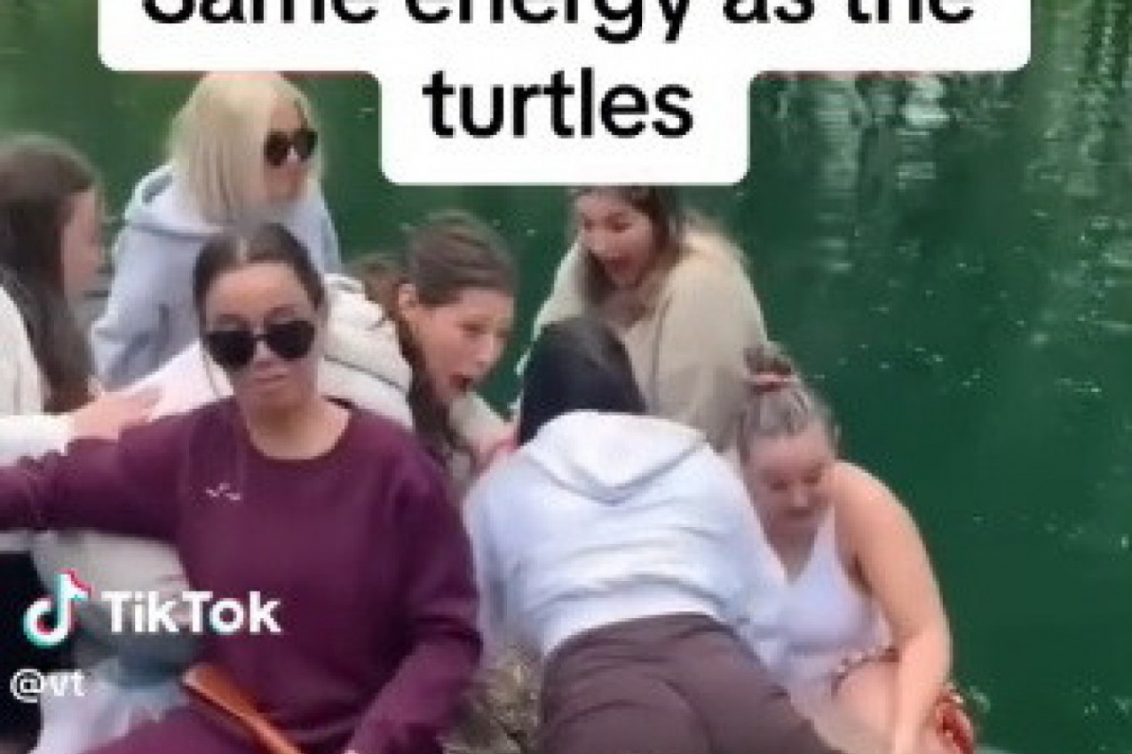 ZABAVLJALE SU SE NA RECI, A U PAR MINUTA NASTALA JE DRAMA: Devojke završile pod vodom, čula se samo cika (VIDEO)