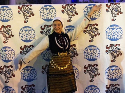Osam godina igrala je u grčkom folkloru
