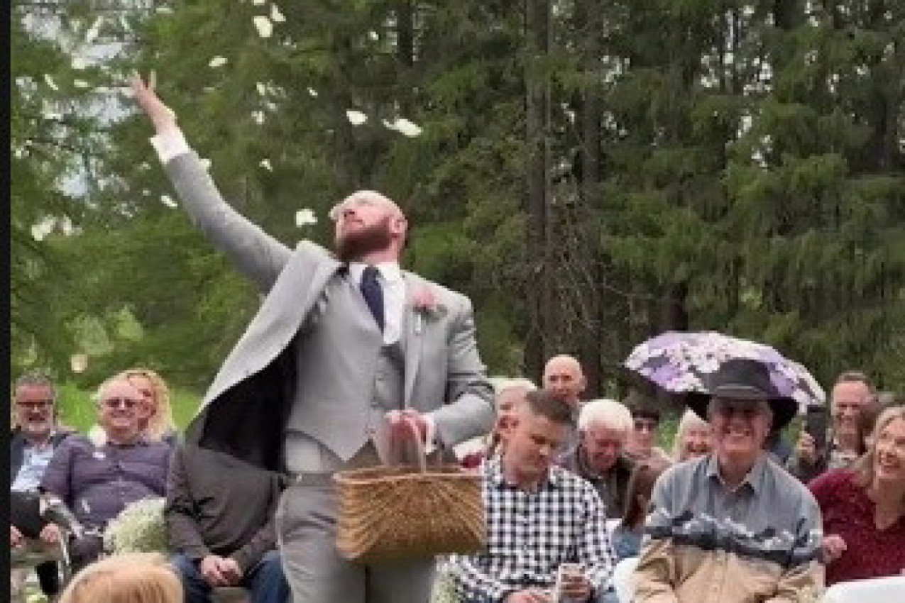 ON JE PRIHVATIO NEŠTO ŠTO NE BI NIJEDAN MUŠKARAC! Sestra zamolila brata za posebnu ulogu na svom venčanju (VIDEO)