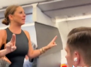 REKLA JE SVIMA DA ĆE UMRETI, A ZATIM POTRČALA KA VRATIMA AVIONA: Izbezumljena devojka napravila haos na letu, šokirala je putnike svojim upozorenjem! (VIDEO)