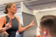 REKLA JE SVIMA DA ĆE UMRETI, A ZATIM POTRČALA KA VRATIMA AVIONA: Izbezumljena devojka napravila haos na letu, šokirala je putnike svojim upozorenjem! (VIDEO)
