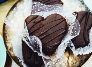 STARINSKI RECEPT ZA MEDENO SRCE NA "ŠOLJE": Od sada ćete ga stalno spremati, neodoljivi čokoladni slatkiš koji su pravile naše bake!