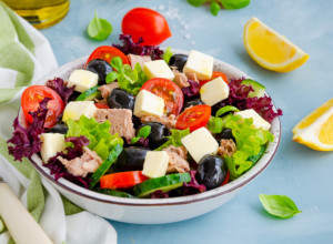 GRČKA SALATA SA TUNJEVINOM: Idealan obrok za tropske vrućine, štedi vreme, ali i struju!