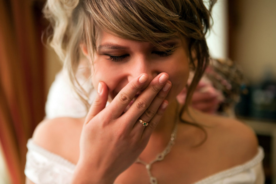 SVE SE OTELO KONTROLI: Mladoženja nije mogao da obuzda mladu dok je sveštenik obavljao čin svete tajne venčanja (VIDEO)