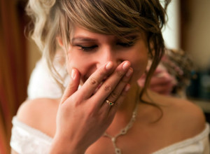 SVE SE OTELO KONTROLI: Mladoženja nije mogao da obuzda mladu dok je sveštenik obavljao čin svete tajne venčanja (VIDEO)