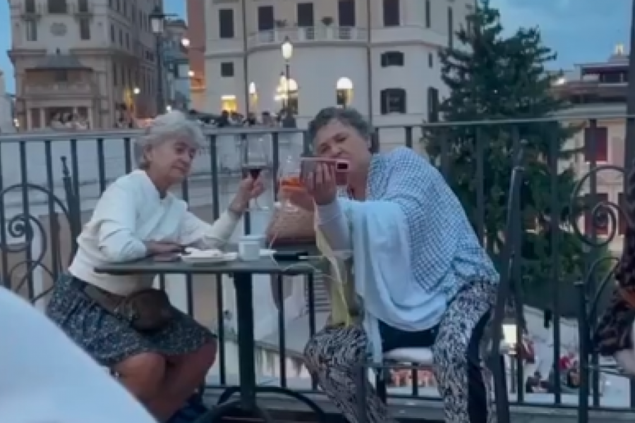 SNIMAK OVE DVE BAKE RAZNEŽIO JE SVET: Usred Italije sedele su u restoranu dok ih je jedna devojka snimala, jedan detalj otopio je svima srca (FOTO+VIDEO)