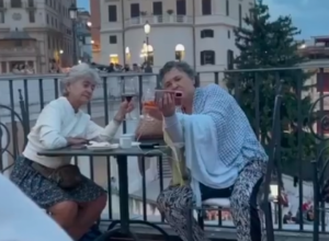 SNIMAK OVE DVE BAKE RAZNEŽIO JE SVET: Usred Italije sedele su u restoranu dok ih je jedna devojka snimala, jedan detalj otopio je svima srca (FOTO+VIDEO)