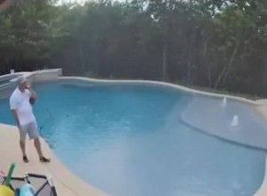 DEVOJČICA JE OBJAVILA SNIMAK PRIVATNE KAMERE IZ SVOG DVORIŠTA: Ono što je ovaj muškarac uradio kod bazena izazvalo je brojne komentare (VIDEO)