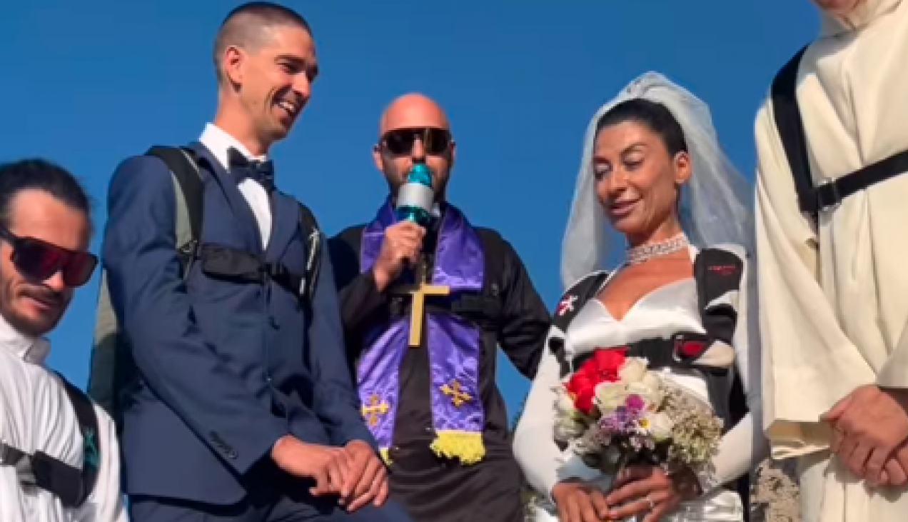 NAKON ŠTO JE SVEŠTENIK IZGOVORIO ZAVETE, MLADENCI SU SKOČILI U PROVALIJU: Šokantan snimak venčanja kruži internetom(FOTO+VIDEO)