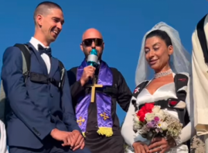 NAKON ŠTO JE SVEŠTENIK IZGOVORIO ZAVETE, MLADENCI SU SKOČILI U PROVALIJU: Šokantan snimak venčanja kruži internetom(FOTO+VIDEO)