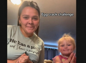 "JADNO DETE, IZGLEDA POVREĐENO": Ono što je ova majka uradila svojoj ćerkici izazvalo je burne reakcije javnosti, svi su se zabrinuli (VIDEO)