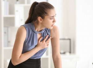 UKOLIKO PRIMETITE BILO KOJI OD OVIH SIMPTOMA ODMAH POZOVITE HITNU: Znaci srčanog udara nisu samo stezanje u grudima, a posledice mogu biti fatalne!