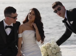 GREŠKA FOTOGRAFA IZAZVALA BURU KOMENTARA: Nevesta između dvojice muškaraca, ne zna se ko se s kim venčava (VIDEO)