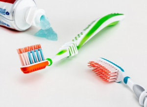 KAKO DA ODABERETE ČETKICU ZA ZUBE:  Ovo su 3 saveta stomatologa koja moramo usvojiti