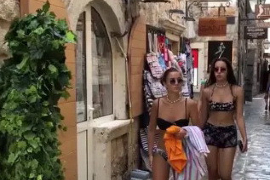 OVAJ DAN ĆE ZAUVEK PAMTITI: Kamere su snimile devojke dok šetaju ulicom, par minuta kasnije ceo internet je pričao o njima (VIDEO)