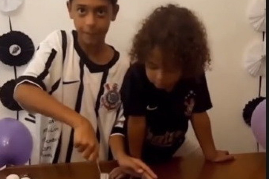 DECA SU BILA VESELA A ONDA JE STIGLA ROĐENDANSKA TORTA: Maleni dečak se rasplakao zbog gesta starijeg brata jer je znao šta to znači! (VIDEO)