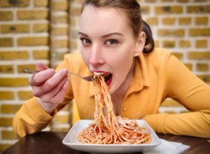 NUTRICIONISTI REŠILI DILEMU KOLIKO PASTA ZAISTA GOJI: Da li čekate da se testenina dobro skuva, prekuva i jedete li je vrelu? Nije svejedno!