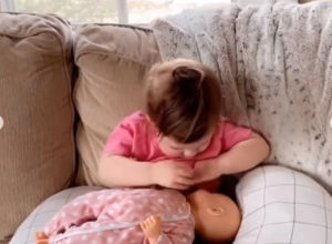 "MAJKE NE BI SMELE PRED DECOM DA DOJE NOVOROĐENČE ": Snimci mališana koji pokušavaju da nahrane bebu izazvali su brojne komentare u javnosti! (FOTO+VIDEO)